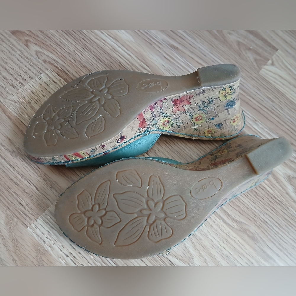 b.o.c. Women's Green Leather Wedge Sandals - Picture 5 of 8